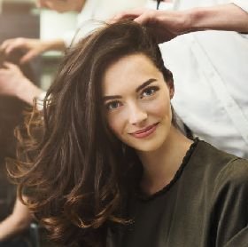 clienta en peluquería en Almería haciéndose un peinado